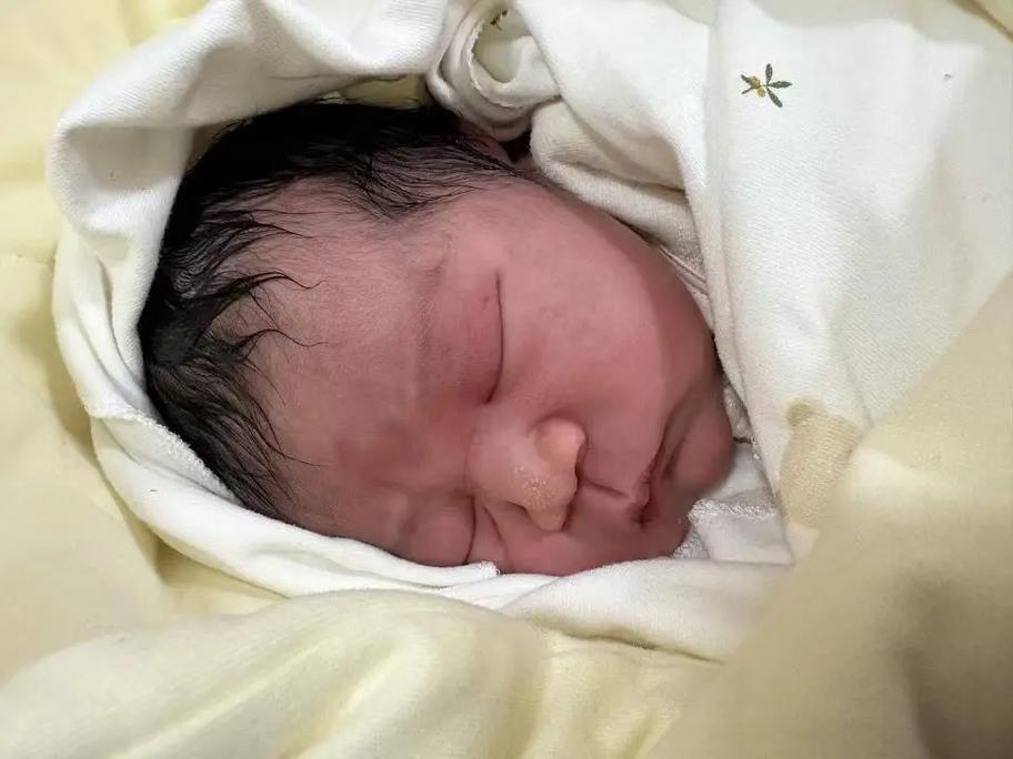 2025新澳门正版免费大全小龙女和脖子被扎多根烧烤签与被烧烤签子扎出血了